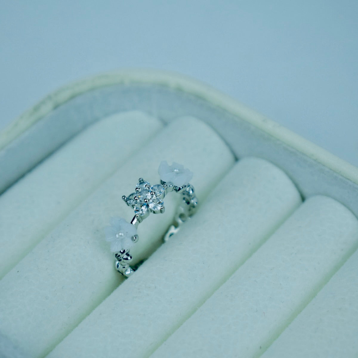 💍 Classy Adjustable Flower Stone Ring