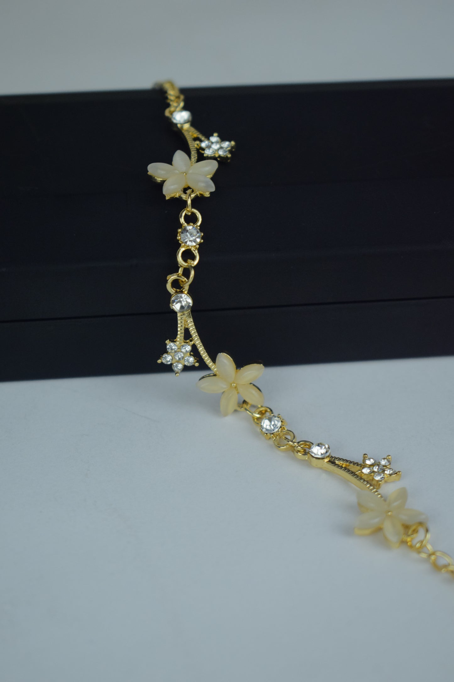 Elegant Flower Bracelet – 2 Colors Collection | Flat 20% OFF